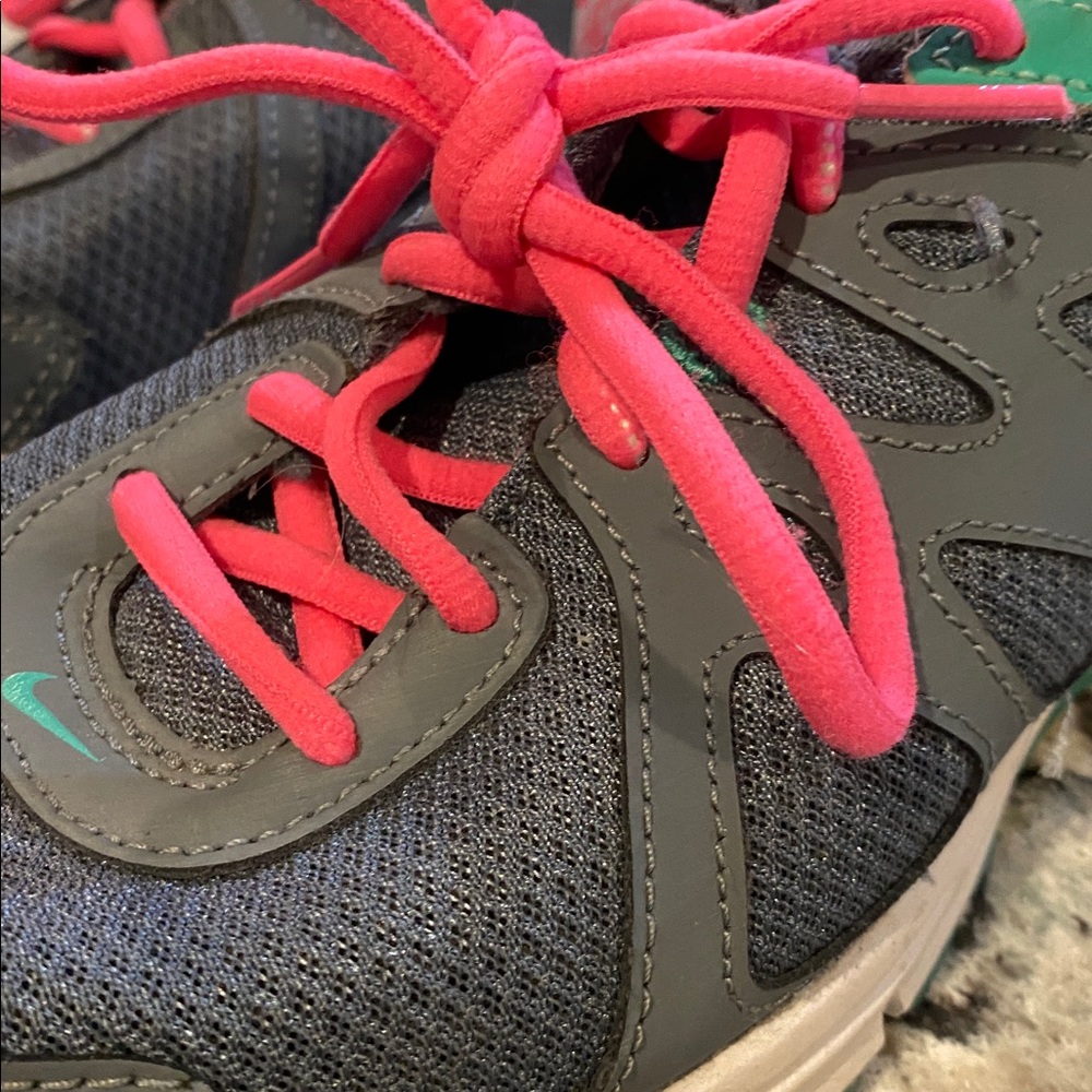 NIKE. Tennis shoes. - Picture 2 of 7